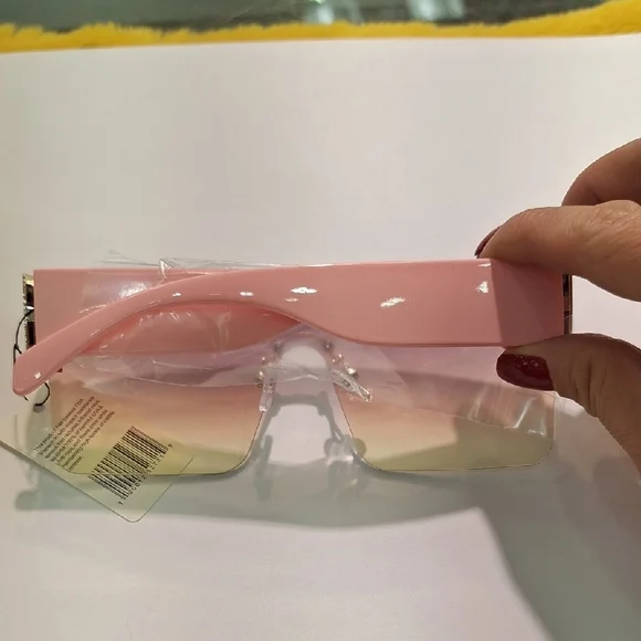 Gradient Oversized Sunglasses with Gold Accents - Picture 2 of 3